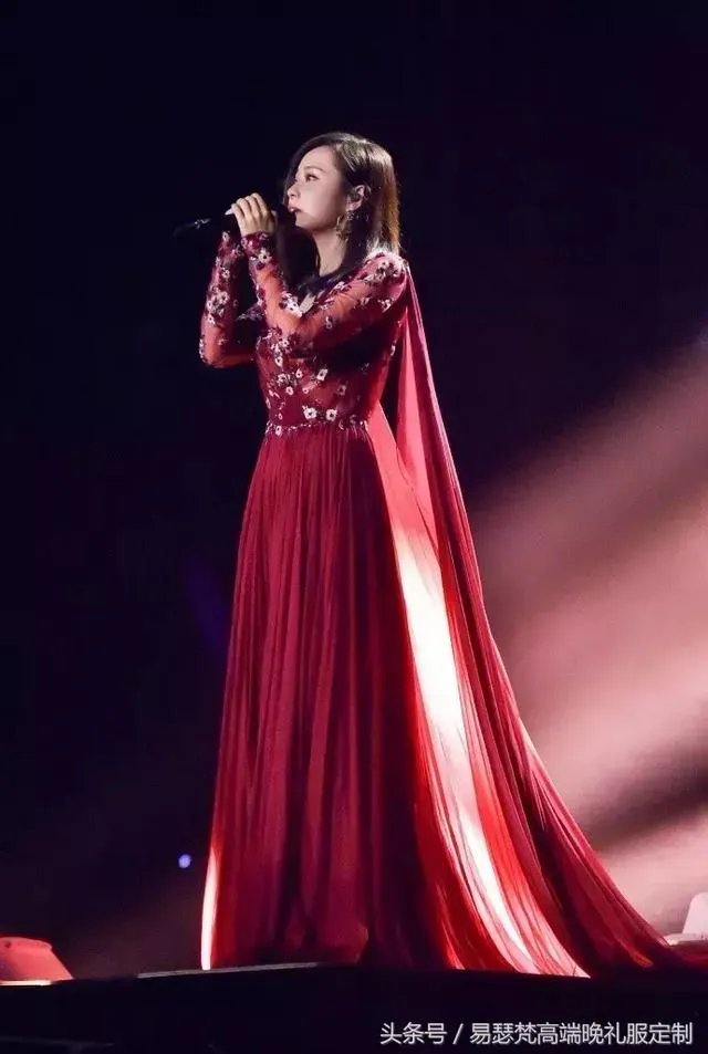 #维密大秀#张靓颖成第一个登上维密舞台的中国歌手,她的时尚品味如何?