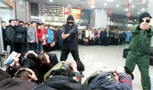 他畏罪潜逃16年,被抓身家上亿,还娶了4个老婆生了12个孩子,他是谁?