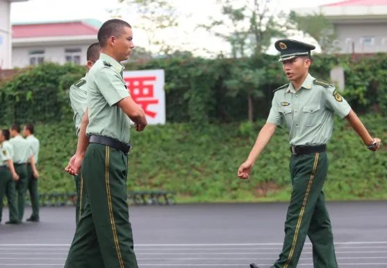 保安训练疯狂顺拐,这是怎么回事?
