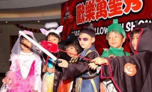 万圣节惊悚妆女孩:打扮诡异看着恐怖吓到大叔了