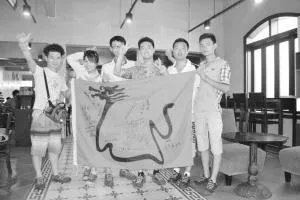小伙招募5人穷游8国 写满20万字游记