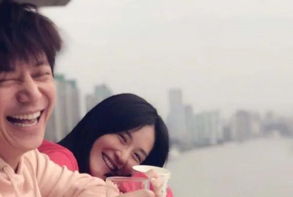 到底发生了什么,何炅和谢娜的友谊的小船被爆翻船?