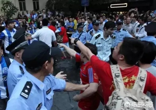 富力球迷赛后被恒大多人围殴,有人用旗杆打恒大球迷,你怎么看?