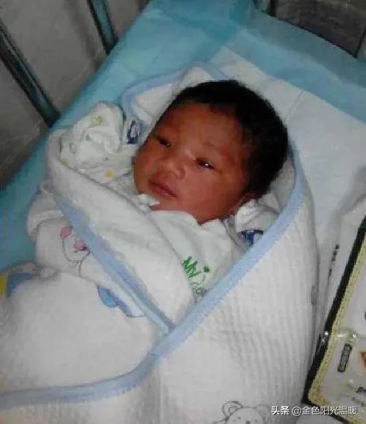 女儿和非洲小伙离婚了,孩子留给男方好还是留给女方好?