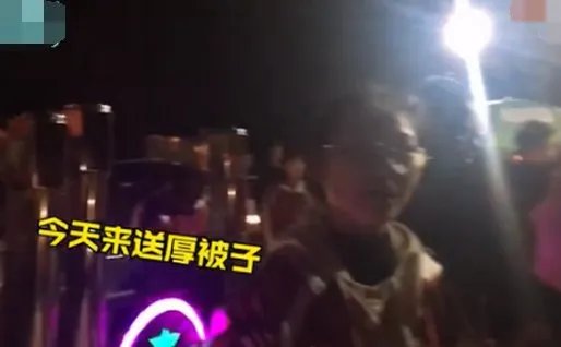 河南降雪后学生家长连夜送被子是怎么回事?