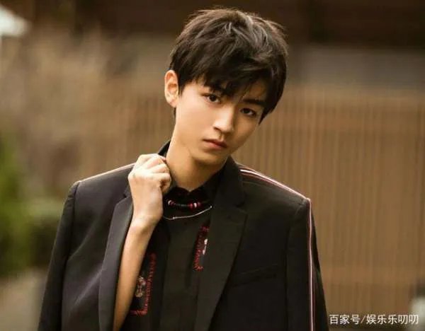 东方风云榜王源一人独捧四座奖杯,引网友惊叹:批发式拿奖,你怎么看?