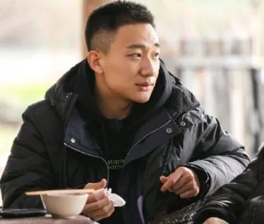 马伊琍卖力宣传,力捧小18岁的绯闻男友,难道她又要重蹈覆辙吗?