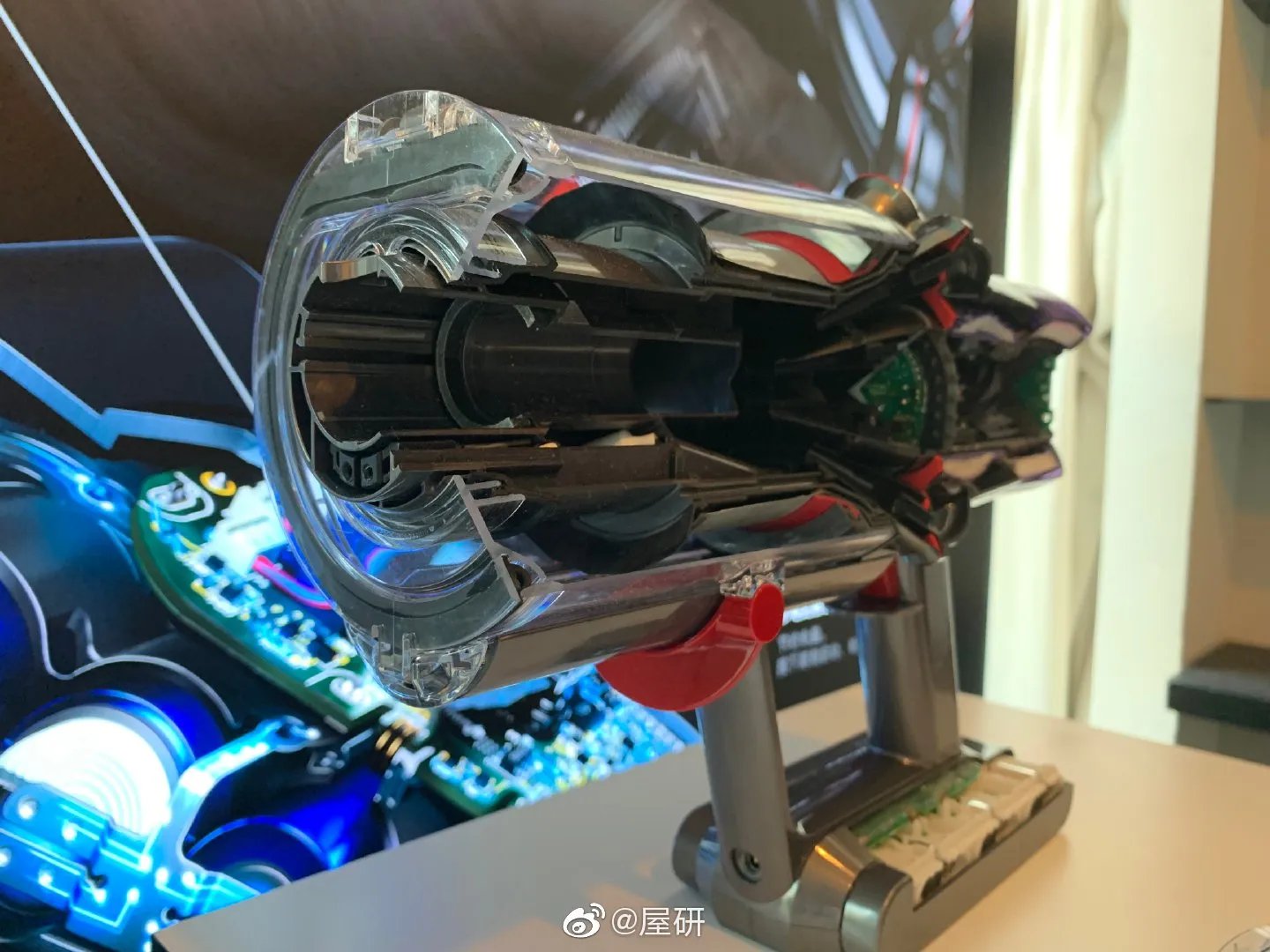 下午参加了Dyson的新品分享会，作为主角的V11也太炫酷了...