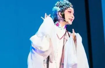 好多见过李玉刚穿女装的女人,会觉得自愧不如,你是如何看的?
