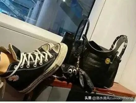 王子文高铁踩桌板,你对此怎么看?