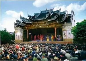 上联:戏演古今情,善恶忠奸收眼底,请对下联?