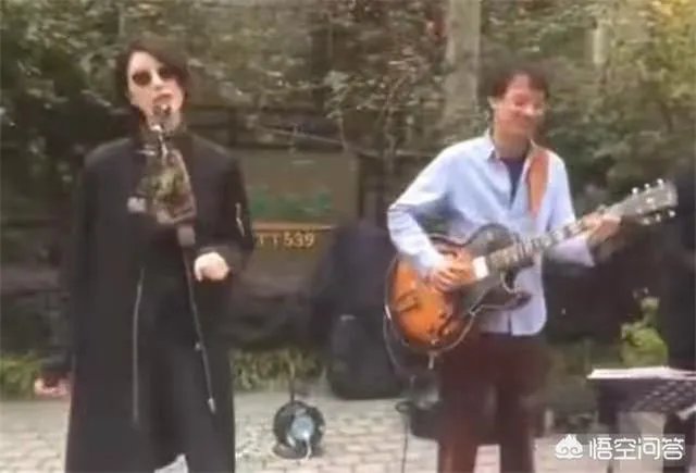 李亚鹏的新女友长得很像香港街头唱歌的小龙女,但是看介绍觉得应该不是,有知情的吗?