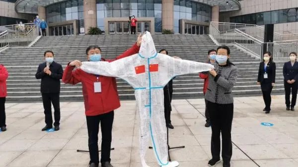十万黄冈群众为湖南医疗队送行