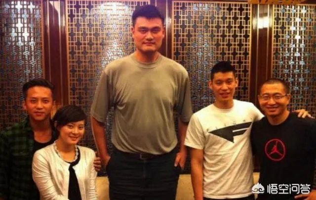 跟姚明合影,如何站位才能避免尴尬?