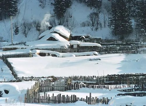 俗话说:“瑞雪兆丰年。”这句话运用了什么修辞手法?