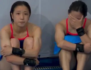 6连冠+第8金！中国跳水队两位00后做到了，赛后两人激动拥抱！她们都是谁？