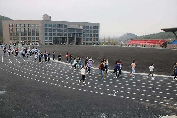 高校要求学生到操场锻炼人脸打卡,为何现在的大学生不爱运动了?