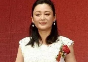 陈凯歌妻子陈红露面,为何身材臃肿美貌不再?