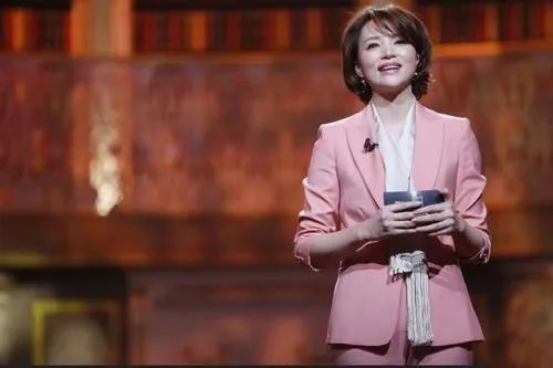 央视著名女主持人董卿未来会不会去美国生活?