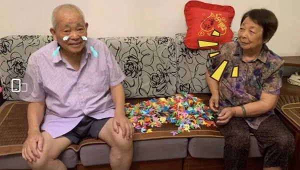 爷爷折千只千纸鹤送奶奶遭嫌弃,对此你有何看法?