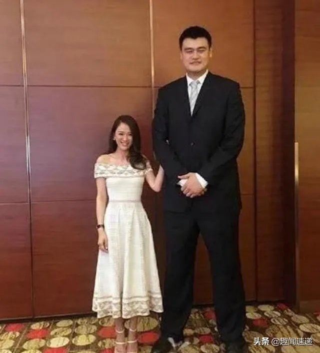跟姚明合影,如何站位才能避免尴尬?