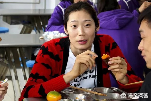 朱婷荣归故里,回河南老家排队吃食堂并主动刷碗,如何评价她的行为?