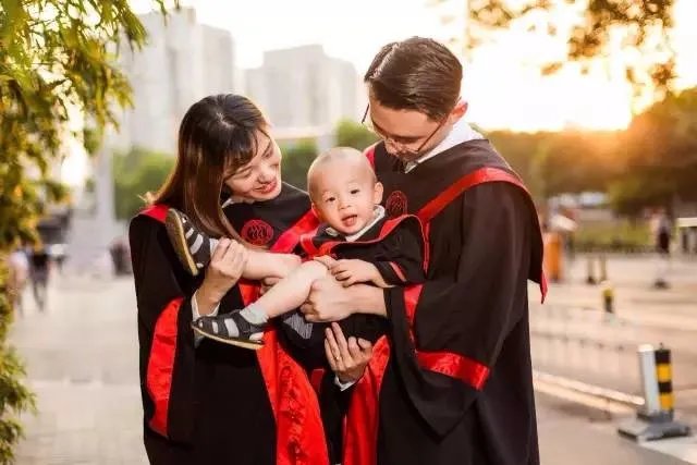 人大本科生带娃拍毕业照走红:大三结婚,大四生子。你会选择大学结婚吗?为什么?
