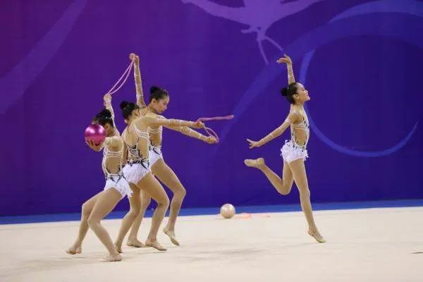 为什么体操运动员在比赛前要在掌心上抹上白粉?