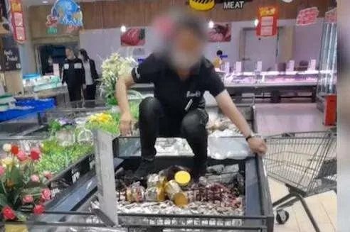 永辉超市工作员工用脚踩过的冷冻鱼虾,最后是怎么处理的?