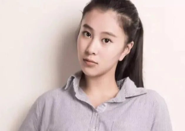 杨子大女儿近照曝光,19岁赶超黄圣依,你怎么看?