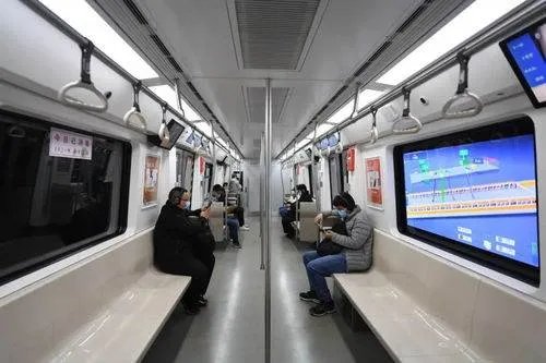 郑州一男子在地铁内学狗爬还犬吠,在这名男子身上究竟发生过什么?