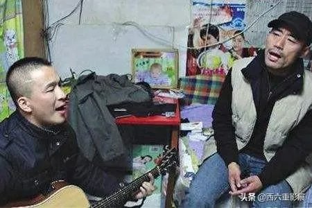 大衣哥朱之文家门被村民踹开，网传大衣哥要搬家，你觉得他会搬吗？
