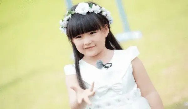李湘离婚后首晒母女照,12岁王诗龄的名媛气质如何?