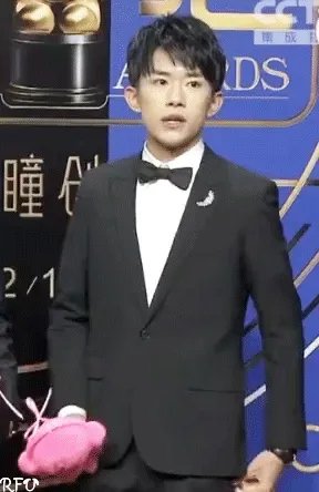 明星冬天走红毯时总是穿的很少,他(她)们到底冷不冷?