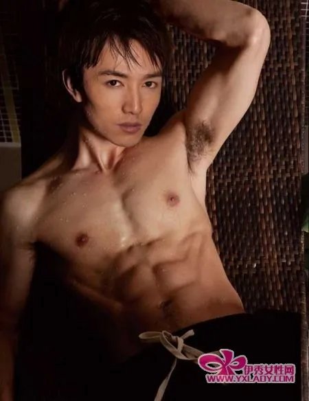 许诺宣传《宅男总动员》狂练肌肉性感出镜(图)
