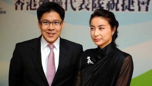 郭晶晶豪宅门损窗破久未修,郭晶晶嫁入豪门为何如此节省?