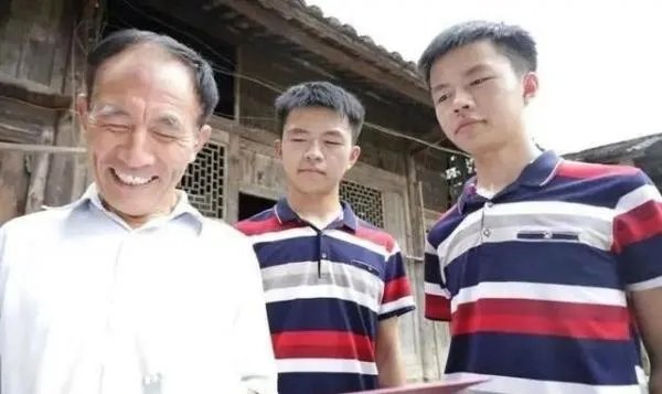 湖南农村双胞胎学霸一个清华一个北大,他们考了多少分?
