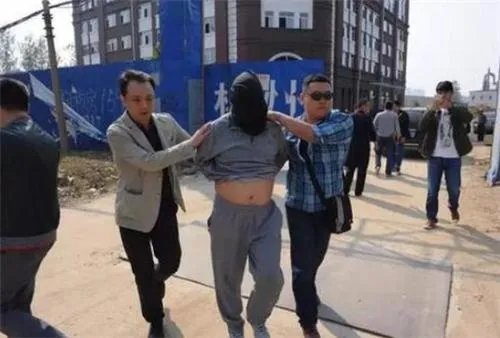 他畏罪潜逃16年,被抓身家上亿,还娶了4个老婆生了12个孩子,他是谁?