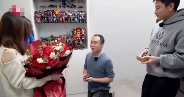 贾乃亮目睹别人求婚掩面而泣 这究竟是什么情况?