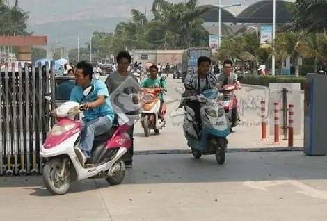 安徽一年薪30万的男子偷电动车被拘,工资并不低的他为何还会这么做?