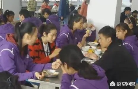 朱婷荣归故里,回河南老家排队吃食堂并主动刷碗,如何评价她的行为?
