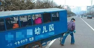 中国校车冲破墙面~完好无损~孩子的福音~中国的希望!