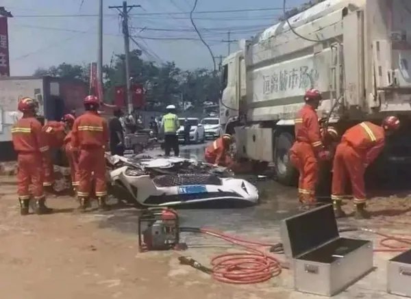 郑州渣土车压扁小车致4人遇难,你认为这起事故该如何定责?
