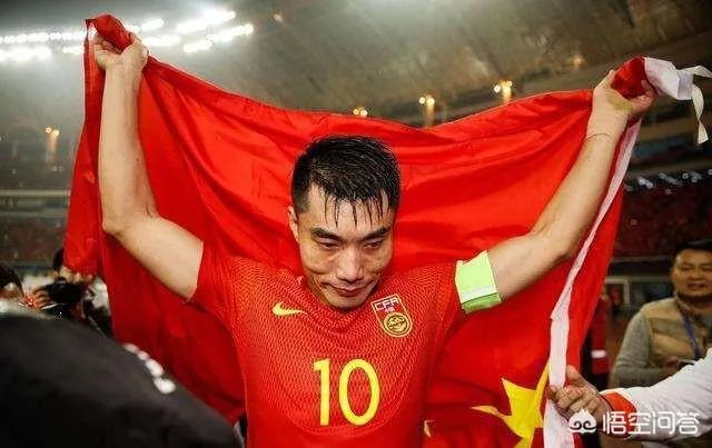 强烈建议,让散步踢球的冯潇霆退出国家队,你同意吗?