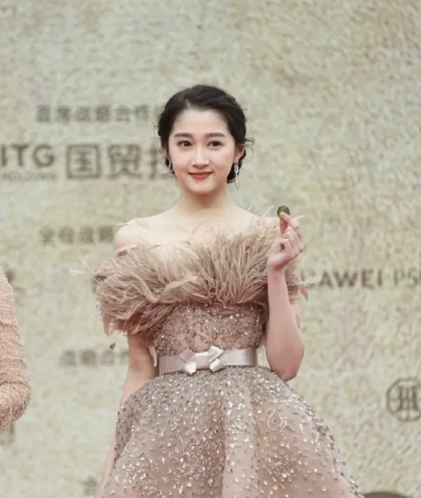 关晓彤和王丽坤合影火了,被指气质差距太大,如何看待这件事?