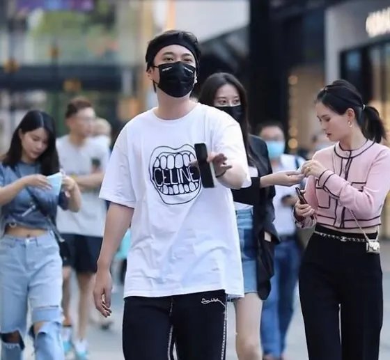 王思聪带美女逛街,女伴有何背景?