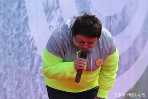 “50岁未婚,败光上亿家产”:韩红的背后,到底有怎样的心酸?