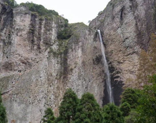 台风登陆雁荡山瀑布被吹倒流