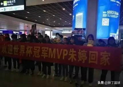 朱婷荣归故里,回河南老家排队吃食堂并主动刷碗,如何评价她的行为?