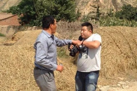 记者采访为何遭掌掴?